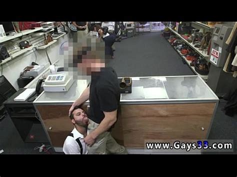 Maduros gays mamadas en chicos jóvenes chupando polla y siendo follados XVIDEOS