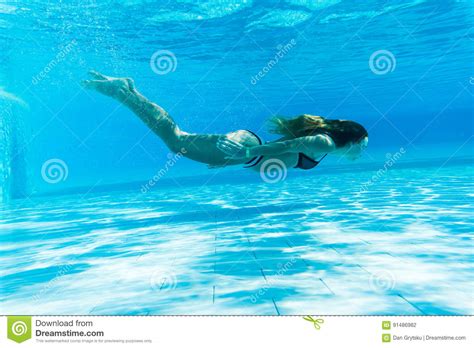 Tubo Respirador De La Muchacha Debajo Del Agua Azul En Piscina Foto De Archivo Imagen De Agua