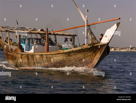 Dubai United Arab Emirates Fishing Boat Dubai Creek Stock Photo Alamy