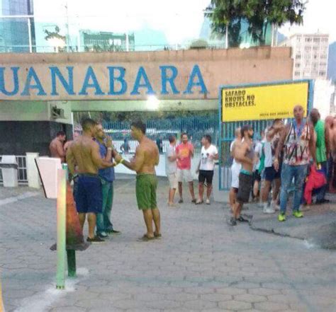 Ego Leonardo Vieira Curte Noitada Sem Camisa E Beija Muito Em Festa