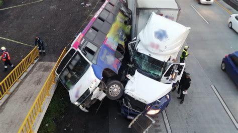 Fuerte Accidente Entre Un CamiÓn De Pasajeros Y Un TrÁiler En Carretera