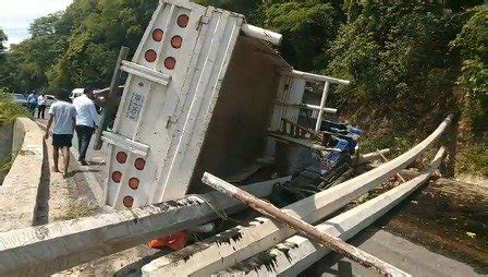 Oye Chiapas Vuelca camión cargado con postes de concreto