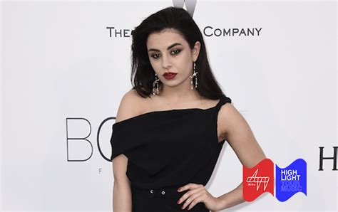 Charli XCX lo da todo para su nuevo álbum Telediario México