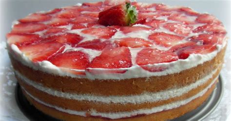 NAKED CAKE DE FRESAS Y NATA