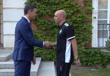 El Saludo Entre Pedro S Nchez Y Luis Rubiales Del Que Todo El Mundo Habla