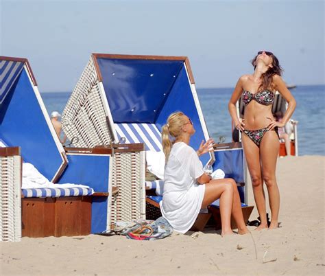TVGIRLS AGNIESZKA WŁODARCZYK W BIKINI NA PLAŻY