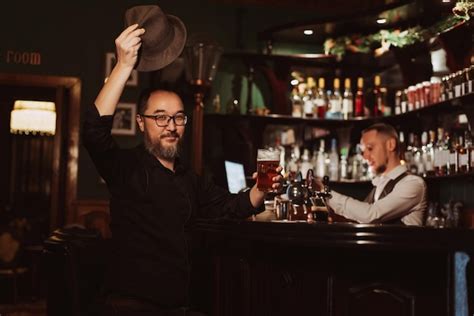 El Hombre Feliz Con Un Vaso De Cerveza En La Mano Est Descansando En