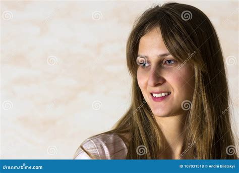 Portrait De Belle Jeune Fille Avec De Longs Cheveux Et Joli Sourire