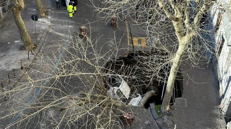 Napoli Sprofonda Una Strada Al Vomero Due Auto Inghiottite Dalla