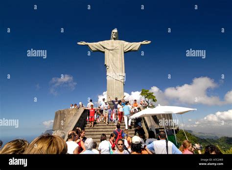 Turistas en la estatua del Cristo Redentor la montaña de Corcovado