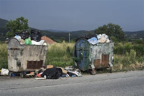 Bidoni Della Spazzatura Dei Rifiuti Riempiti Troppo Immondizia Nella