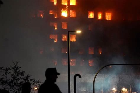 La Fachada Del Edificio De Valencia Estaba Revestida De Un Material Muy