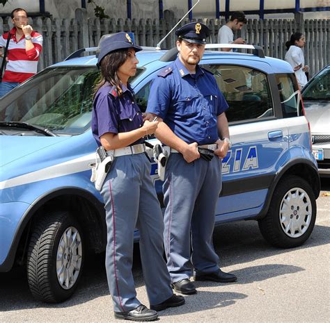 Milano Porto Ceresio Tenta Furto In Treno Poi Spacca Finestrino E Si