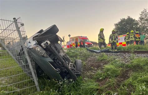 Alkoholisierte Männer fliegen in Bruck mit Auto über Bahngleis und in