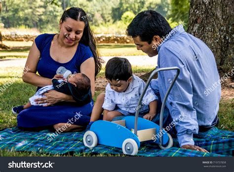 145 218 imágenes de Familia latina parque Imágenes fotos y vectores de stock Shutterstock