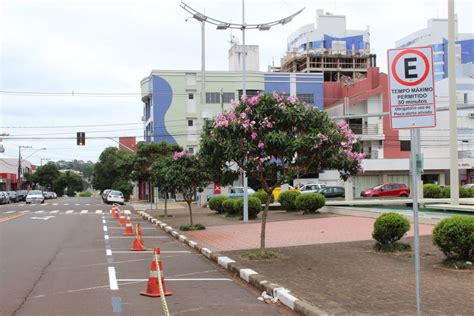 Trânsito implanta vagas de curta duração em frente a Prefeitura