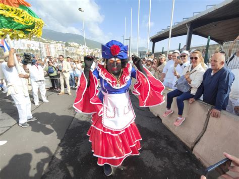 El desembarco de la Negra Tomasa desata la alegría en Santa Cruz de La