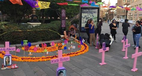 Ponen altar público en honor a víctimas de feminicidio en plaza de