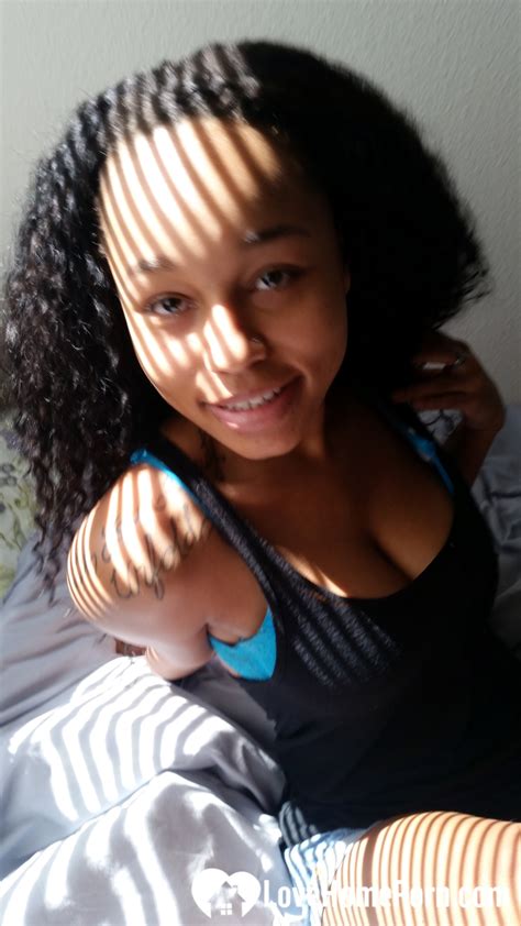 Ebony Posing Nude At HomeMoviesTube