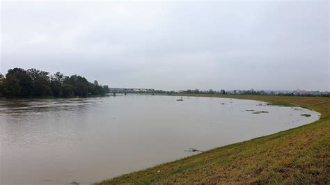 Odra W Opolu Rzeka Wyla A Si Na Bulwary I Do Parku Nadodrza Skiego