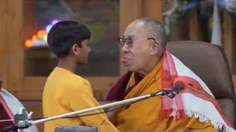 El Dalai Lama Se Disculp Por Besar En La Boca A Un Ni O Y Pedirle Que