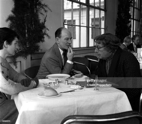 England December 1954 Sir Cedric And Lady Hardwicke In The Canteen