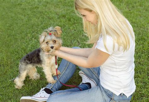 Jeune Femme Blonde Jouant Avec Son Chien Photo stock Image du séance pièce 72665640