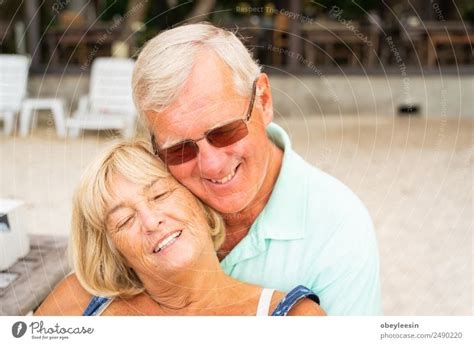 Ältere Paare Sitzen Zusammen Am Strand Ein Lizenzfreies Stock Foto Von Photocase