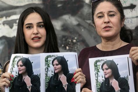 Iran Bei Protesten Wegen Mahsa Amini Verbrennen Frauen Ihr Kopftuch