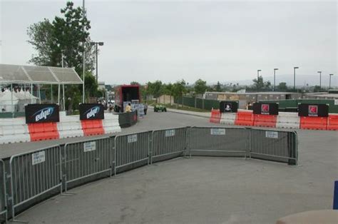 🚧 Plastic Jersey Barriers for Construction & Highway Safety!