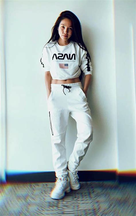 Mấp mé tuổi 40 Hiền Thục vẫn tự tin khoe body nuột nà với bikini khoét bụng