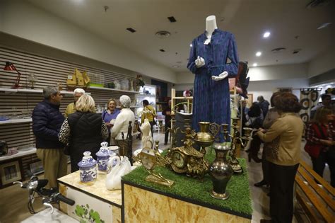 En Im Genes La Inauguraci N De La Tienda De Madre Coraje En El Centro