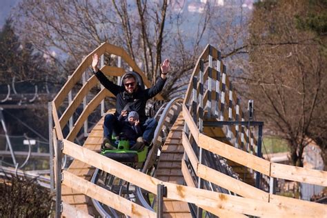 Joven Padre E Hijo Conduciendo Monta A Rusa Alpina Foto Premium