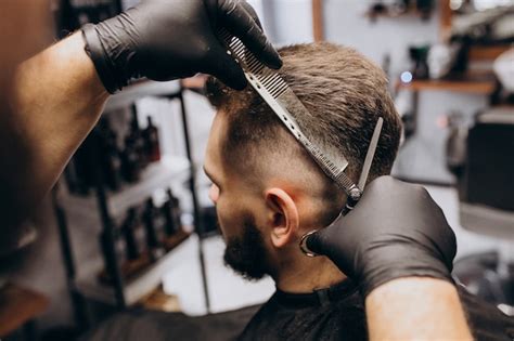 Cliente Fazendo O Corte De Cabelo Em Um Sal O De Barbearia Foto Gr Tis