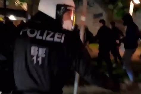 Novi Sukobi Na Ulicama Be A Demonstranti Ga Ali Policajce Fla Ama Oni