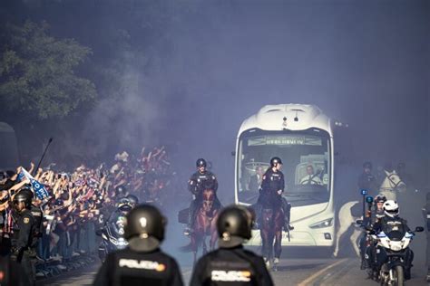 Nueve Polic As Heridos Por Disturbios En El Santiago Bernab U Durante