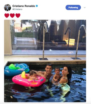 Cristiano Ronaldo S Affiche Avec Sa Famille Au Complet Closer