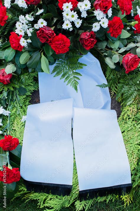 Blumen nach einer Beerdigung auf ein alten Friedhof Stock Photo | Adobe ...