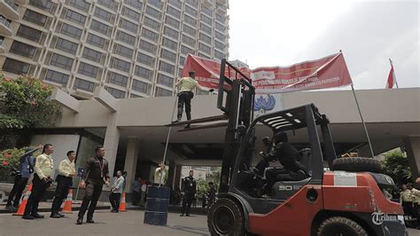 VIDEO Momen PPKGBK Pasang Spanduk Peringatan Pengosongan Lahan Di Area