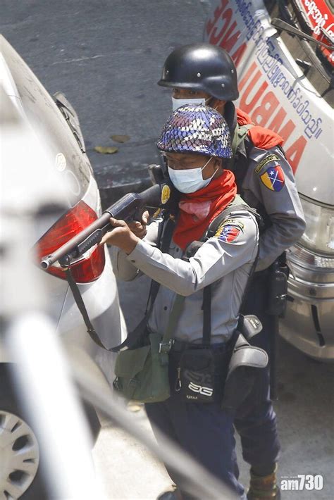 緬甸政變｜多地再有示威者上街 仰光軍警通宵搜捕反對派