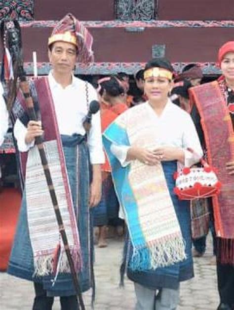 Foto 10 Gaya Presiden Jokowi Pakai Baju Daerah Indonesia Banget