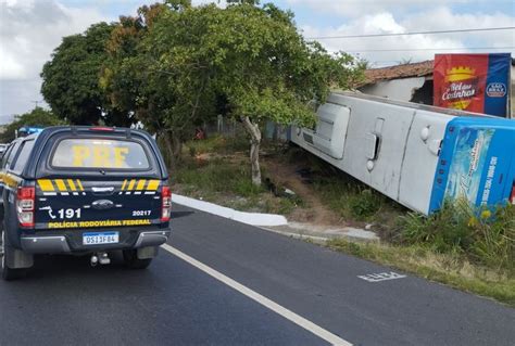 Ônibus romeiros tomba na Paraíba e acidente deixa vítima fatal