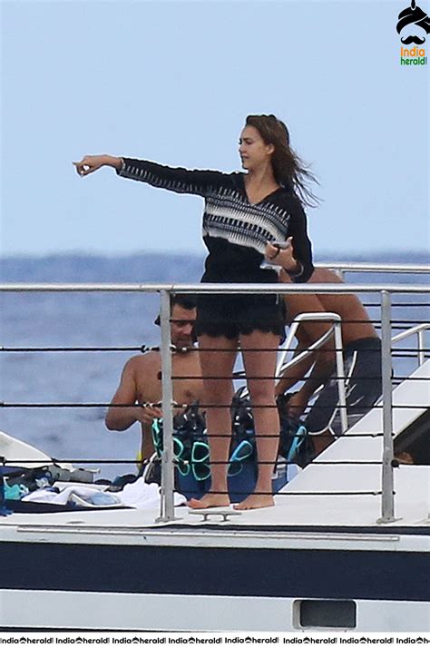 Jessica Alba Wearing A Bikini And Exposes Her Hot Booty In