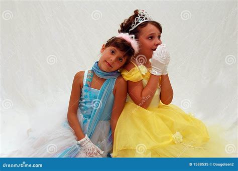 Foto Das Duas Princesas - Duas princesas imagem de stock. Imagem de tiara, marrom - 1588535