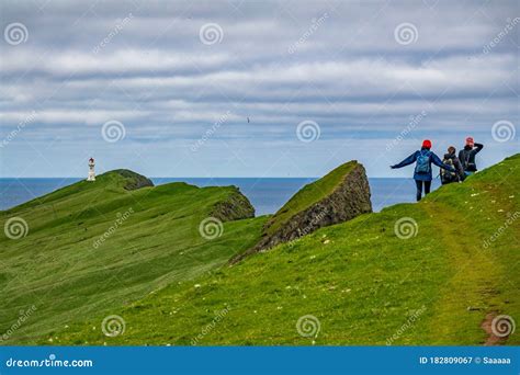 Gente Irreconocible Haciendo Senderismo Al Faro De Mykines En Las Islas