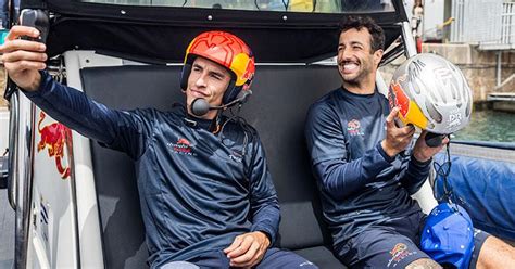 Carrera Entre Marc M Rquez Y Daniel Ricciardo Sobre El Agua A Casi