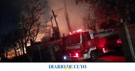 Feroz incendio arrasó con una maderera en Rawson una vivienda se quemó