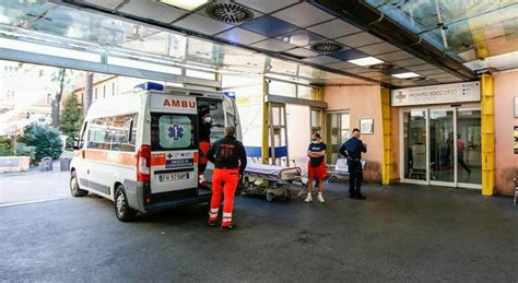 Va Al Pronto Soccorso Per I Dolori Al Braccio Dopo Ore Di Attesa