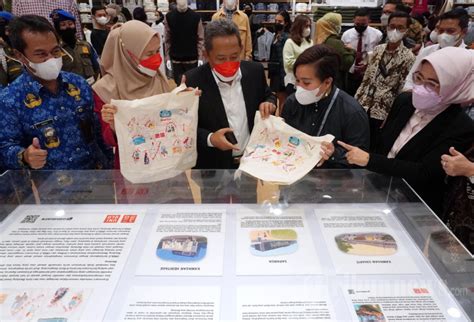 Toko Uniqlo Indonesia Berkonsep Baru Hadir Di Bandung Foto 5 1943193