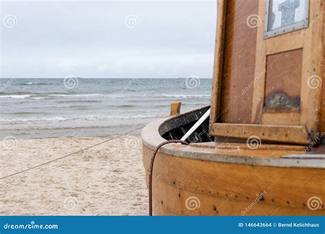 Bateau De P Che En Bois Sur La Plage Photo Stock Image Du Bateau